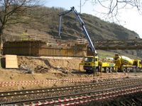 Image oder Bild von Br&uuml;ckenabriss und Br&uuml;ckenneubau Bundesstrasse 42 &uuml;ber Eisenbahn in Unkel, hier: Bau der neuen Br&uuml;cke